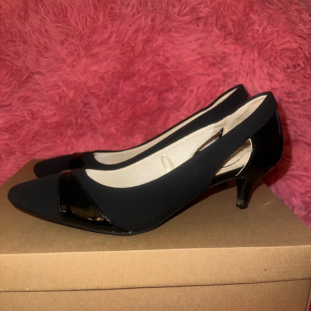 Classy pointy black short heels 7 1/2